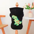 Détail d'un sweat à capuche pour animaux avec broderie de dinosaure vert et pois colorés - Sweat à Capuche Dinosaure Arc-en-ciel