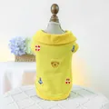 Détail du polo jaune pour animaux avec broderie ours et motifs nautiques élégants - XS / Jaune