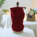 Detailansicht eines burgunderroten Haustier-Hoodies aus weichem Fleece-Stoff - XS / Weinrot