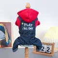 Completo per cani con felpa rossa e salopette in denim blu con ricamo Play All Day - XS / Gioco Folle Con La Tuta