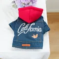 Detail van California borduursel en handgemaakt leren label op honden spijkerjas - XS / California Denim Jas (Rode Kapuze)