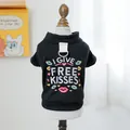 Detail der Hundeweste mit I GIVE FREE KISSES Stickerei und D-Ring für die Leine - Gratis Küsse Hoodie