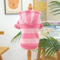 Sweat à capuche rayé rose pour animal de compagnie sur un petit mannequin en bois - Sweat à Capuche Rayé Rose