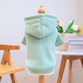 Detail eines minzgrünen Haustier-Hoodies mit geripptem Saum auf einem Holzmodell - XS / Bohnengrün
