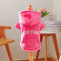 Détail du sweat à capuche rose pour chien avec broderie New York et anneau en D - Sweat à Capuche New York - Rose Rouge