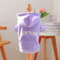 Sweat à capuche lavande pour chien avec broderie New York sur mannequin en bois - Sweat à Capuche New York - Violet