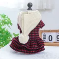 Dettaglio dell'abito scozzese rosso e nero per animali con cappuccio in maglia crema - Quadri Rosso e Nero