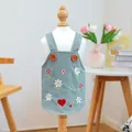 Détail d'une robe pour animal vert sauge avec broderie marguerite et boutons en bois - Robe en Denim Fleur Sweetheart