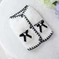 Detalle del chaleco blanco de sherpa para mascotas con lazos de terciopelo y perlas - XS (Pecho 30cm/Largo 20cm) / Chaleco Estilo Elegante con Lazo y Perla / Blanco