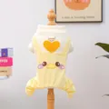 Dettaglio di tuta per cani con ricamo anatra e toppa a cuore arancione su tessuto a coste - Pantaloni con Bretelle Pulcino Cuore
