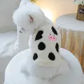 Detailansicht der flauschigen Haustierweste mit Kuhmuster und rosa Schweinenasen-Patch - XS / Kuh-Stil