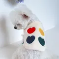 Dettaglio del morbido gilet in peluche crema con quattro cuori ricamati colorati - Stile Cuore Quattro Colori