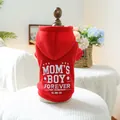 Detail van rode hoodie voor huisdieren met Mom's Boy Forever grafische print en capuchon - XS / Rode Moeders Kind
