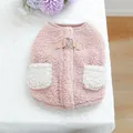 Rosa Sherpa-Haustierweste für Hunde und Katzen mit D-Ring und weißen Plüschtaschen - XS / Rosa Taschenstil