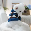 Primer plano de un suéter de punto para mascotas con diseño clásico de rombos azul y marrón - Rombos Azul y Marrón