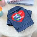 Süße blaue Hunde-Jeansweste mit roter Herz-Erde-Stickerei und D-Ring für die Hundeleine - XS / Danke Erde Denim