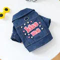 Detail der blauen Denim-Hundeweste mit rosa Kiss Me-Stickerei und weißen Perlen - Süße Küsse Denim