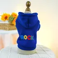 Détail du sweat à capuche bleu pour animaux avec broderie ROCK sur tricot doux - XS / Bleu Royal Rock