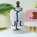 Dettaglio del gilet in pile per animali con bordo blu e chiusura con bottoni - Bordo Blu Notte / XS (Peso 1.5kg)