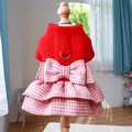 Elegante vestito per animali in velluto rosso con gonna pied de poule e anello a D - Pettorina Quadri Rosso Rosa