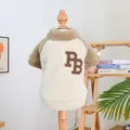 Vue détaillée du pull chaud en laine d'agneau pour animaux avec broderie PB et manches - XS / Hauts / Patchwork Beige et Café
