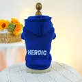 Détail du sweat à capuche bleu foncé pour animaux avec imprimé HEROIC blanc - XS / Bleu Royal Héroïque