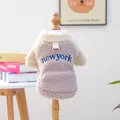 Détail du sweat à capuche pour animal en laine d'agneau rose avec broderie New York - XS / Hauts / Rose