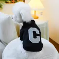 Detalle de sudadera negra para perro con logo C plateado brillante y tejido de algodón - XS-Busto 30cm, Largo 20cm (aprox. 1-1,5kg) / Letra C / Negro