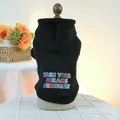 Detail eines schwarzen Hunde-Hoodies mit buntem 3D-Buchstabenaufdruck aus Baumwolle - Schwarz (Dreams Druck)