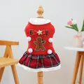 Detail eines roten Weihnachts-Hundekleids mit Lebkuchenmann-Stickerei und Karorock - XS / Lebkuchenmann Rot Karierter Rock