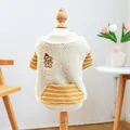 Dettaglio felpa per cani con gilet in pile, ricamo a orsetto e maniche a righe gialle - XS