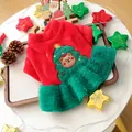 Détail de la robe de Noël pour animaux avec polaire rouge et broderie d'ours sur bois - Robe Ours Sapin de Noël