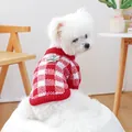 Detalle del suéter para mascota a cuadros rojos y blancos con flor 3D y cuello - Suéter A Cuadros Rojos Y Blancos Con Flores