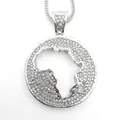 Makroaufnahme der silbernen Hip-Hop-Kette mit Afrika-Kartenanhänger und funkelnden Zirkonen - Fuchsschwanzkette / Silber