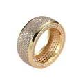 Dettaglio dell'anello hip hop placcato oro con pavé completo di zirconi cubici - Oro / US 8