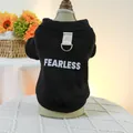 Detail von schwarzem Haustier-Sweatshirt mit FEARLESS-Aufdruck und D-Ring für die Leine - XS / Oberteile / Schwarz (FEARLESS)