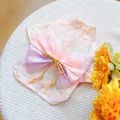 Détail d'un kimono fleuri rose pour animaux avec nœud en tulle et cordon doré - XS / Kimono Rêve de Cerisier Rose