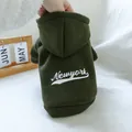 Detailansicht dunkelgrüner Fleece-Haustier-Hoodie mit weißem Newyork-Druck auf Texturhintergrund - XS / Armeegrün