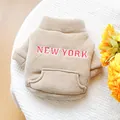 Dettaglio felpa con cappuccio per animali in velluto kaki con ricamo New York - Kaki