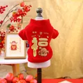 Rode feestelijke huisdier vest met gouden borduursel voor Nieuwjaar op een display - XS / Nieuwjaar Bovenkleding - Gouden Zegen / Rood