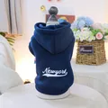 Dettaglio felpa con cappuccio blu per cani con stampa bianca New York in morbido cotone - XS / New York / Blu nebbia