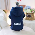 Dettaglio della felpa con cappuccio blu navy per cani con stampa LEADER bianca sul retro - XS / Leader / Blu nebbia