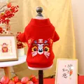 Detail van rode huisdier hoodie met traditioneel leeuwborduursel en warme fleece voering - XS / Kleine Tijger Nieuwjaar Bovenkleding / Rood