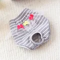 Dettaglio dei pantaloni a righe per cani con pizzo, fiocchi e foro per la coda - Stile a Righe Grigie e Bianche