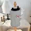 Detail eines gestreiften Haustierpullovers mit Vintage-Stickerei auf einem Model - XS / Schwarz-weiße Streifen
