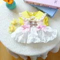 Détail de robe tutu jaune pour chien avec broderie ours, jupon en dentelle et nœuds assortis - S / Ensemble Robe et Barrettes Jaune
