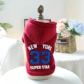 Detalle de la sudadera roja para perros con bordado New York 33 y forro suave - XS / Estilo New York 33 Rojo