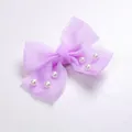 Primer plano de un lazo de organza lavanda con perlas blancas para mascotas pequeñas - Lazo de Hilo de Perlas / Morado