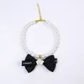 Detalle de collar para mascota con perlas blancas, lazo negro y colgante de camelia - Collar de Perlas con Colgante de Lazo y Camelia / Negro