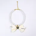Detalle del collar de perlas para mascotas con lazo de satén y colgante de camelia - Collar de Perlas con Colgante de Lazo y Camelia / Blanco